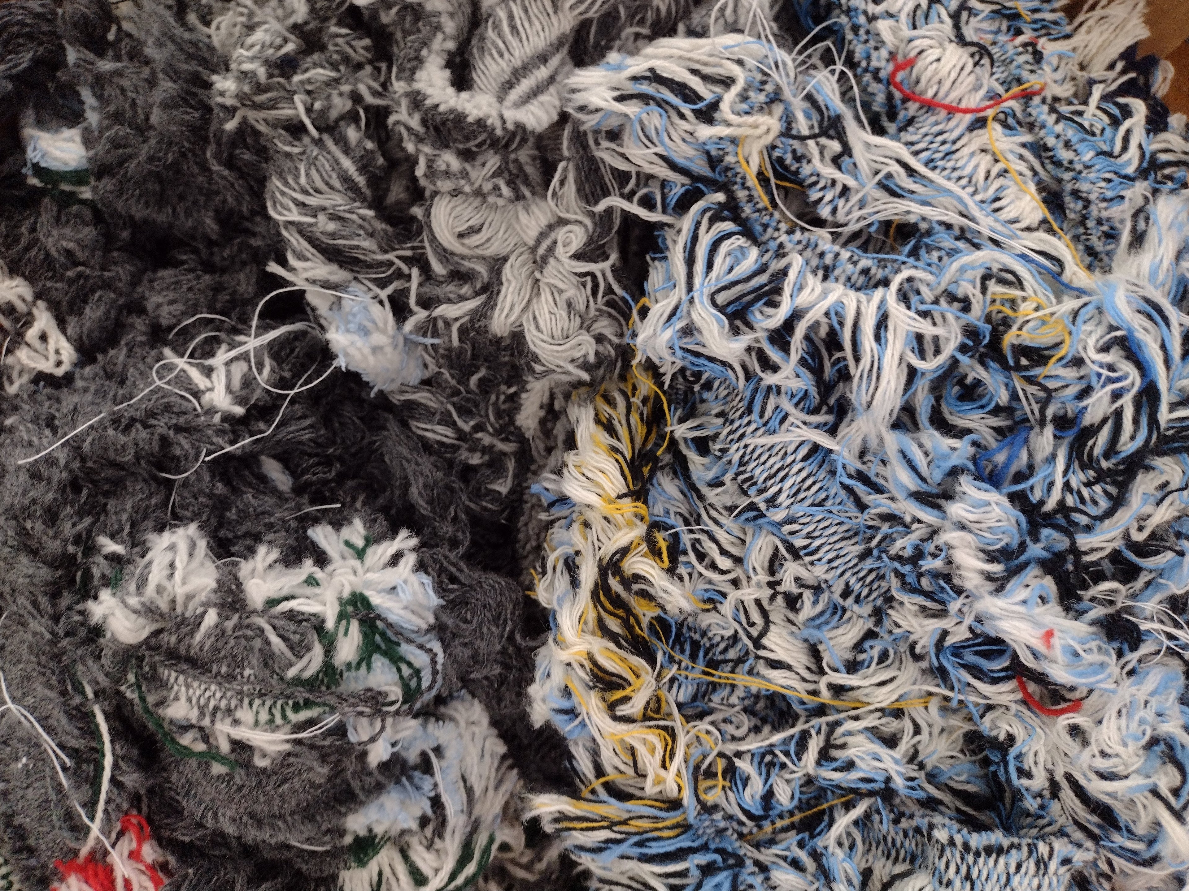 Wool Selvedge: 10lb, Gray-Cream, Blue, White, Yellow and Splash of Red #0131